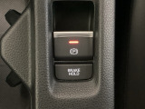 電子制御パーキングブレーキです。スイッチひとつでパーキングブレーキが作動。停車した地点の傾斜などをシステムが検知・判断してブレーキ力を自動的に最適制御。しっかり停車できるシステムです。