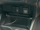 USBやシガーソケットも対応しておりますので、外部機器での接続、充電なども可能でございます。
