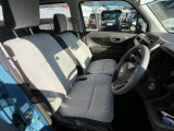 足元もゆったりで長時間の運転も疲れにくいフロントシートです。