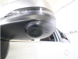 助手席側で見えにくい左前方の映像を、車内のマルチファンクションディスプレイに映し出します。前方への駐車や左寄せ、狭い道でのすれ違いなど、さまざまなシーンで安心して運転できる便利な機能です。