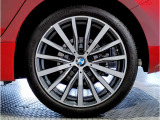 BMWの純正アロイホイールは軽量かつ強度にも優れているホイールで走行性能を引き上げる設計になっております。足元にもBMWは妥協がなくこだわっている個所になります。