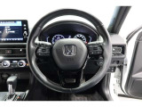 運転中もハンドルでの操作が可能です。特に高速道路等の目が離せない運転時には、便利さだけでなく、安全性も兼ね備えております。