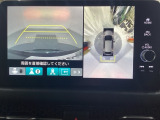 マルチビューカメラシステム搭載車です。お車の周囲を全方位でカバーします。後方・前方・両脇と、コンディションが悪い視界でもカラーモニターに映し出した映像がドライバーをサポートします。
