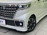 【LEDヘッドライト】悪天候や夜間走行時も良好な視界を確保し安心して運転できる高輝度LEDヘッドライトを装備!点灯速度が早く、消費電力も抑えられています。