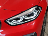 BMWの伝統の丸目4灯ヘッドライトでございます。LEDライトで視認性もよく明るく安全性の向上につながります。