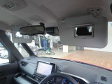 運転席・助手席ともにバニティミラーがあり身だしなみチェックに役立ちます。