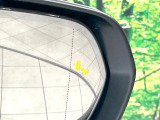 【ブラインドスポットモニター】走行中、ドアミラーの死角になりやすい箇所に後続車が接近するとサイドミラーのレンズに警告を表示!ドライバーに注意喚起をしてくれます。