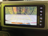【バックカメラ】駐車時に後方がリアルタイム映像で確認できます。大型商業施設や立体駐車場での駐車時や、夜間のバック時に大活躍!運転スキルに関わらず、今や必須となった装備のひとつです!