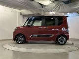 助手席側は電動スライドドアになってます。運転席やキーのリモコンで開閉できるので手が塞がっていても楽に積み降ろし出来ますよ。