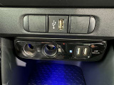 充電用USB端子付き。スマートフォンなどの充電に便利です。