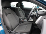 Audi車はどの車種も全てレザーハンドルです。そこにはAudiのこだわりがあり質感の高いレザーでしっかりと手に馴染み、高級感を演出します。