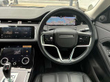 ムダのないインテリアデザインは運転席にお座りいただくと、上質なレザーシートがお客様を包み込みます。ステアリングも握りやすい設計になっておりますのでとっさのハンドル操作も可能です。