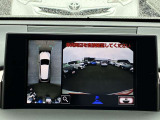 【全方位カメラ】全方位モニターを装備し、車両の周囲を上空から見下ろすように映像で確認可能。駐車や狭い道での操作をサポートし、安全性を高めます。