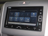 ナビゲーションは純正メモリーナビ(VXM-214VFi)を装着しております。AM、FM、CD、DVD再生、Bluetooth、音楽録音再生、フルセグTVがご使用いただけます。