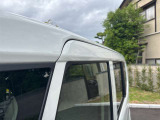 見落としがちな屋根もチェック。色ムラ・小キズ・へこみの有無や装備(ルーフレール等)も確認可能。