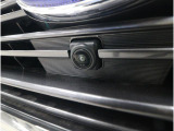■フロントグリルにカメラを装着し車内のマルチファンクションディスプレイで確認可能。見通しの悪い交差点での衝突事故防止に貢献するとともに、駐車・発進時などの前方確認をサポートします。