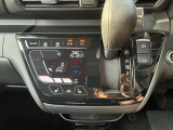 オートエアコンでパネルタッチするだけで操作が可能です(^^)☆AUTOにすれば簡単に車内の空調を快適に調整してくれます♪嬉しいシートヒーター付き(^^)