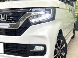 【LEDヘッドライト】悪天候や夜間走行時も良好な視界を確保し安心して運転できる高輝度LEDヘッドライトを装備!点灯速度が早く、消費電力も抑えられています。