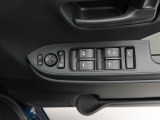 運転席側には 集中スイッチ(全ドアを操作するスイッチ) があり、運転席から乗員全員分の窓をコントロールできます。