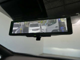 スマートルームミラーは、車両後方に設置されたカメラの映像を、ルームミラーに映し出すことで、死角をなくし、安全性を向上させることができます。また、夜間や雨天時でも、クリアな映像を映し出すことができます。