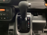 CVT車のセレクトレバーです。低速から高速まで、変速ショックのないスムーズな走りを実現するとともに、エンジン効率のよい領域を維持することで燃費にも貢献します。