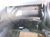 車検証ブックや小物などが収納できるスペースがあります。