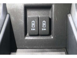 USBソケットがついていますのでコードを繋げばスマートフォンなどの充電が出来ます!