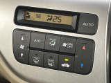【オートエアコン】一度お好みの温度に設定すれば、車内の温度を検知し風量や温度を自動で調整。暑い&hellip;寒い&hellip;と何度もスイッチ操作をする必要はありません。快適な車内空間には必須の機能ですね♪