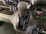 CVT車のセレクトレバーです。低速から高速まで、変速ショックのないスムーズな走りと、エンジン効率のよい領域を維持して燃費にも貢献します。サイドブレーキはスイッチ操作の電子制御パーキングブレーキです。