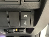 VSA装備車です。VSAはドライバーの操作と車の動きを見守っています。もし車の挙動が乱れたとき、4輪別々にブレーキをかけたり、エンジンパワーをしぼることによって車を安定させます。