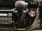 CVT車のセレクトレバーです。低速から高速まで、変速ショックのないスムーズな走りを実現するとともに、エンジン効率のよい領域を維持することで燃費にも貢献します。