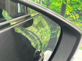 【ブラインドスポットモニタリング】走行中、ドアミラーの死角になりやすい箇所に後続車が接近するとサイドミラー付近に警告を表示、ドライバーに注意喚起をしてくれます。