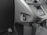 ちょっとした荷物がかけられるフック付き。
