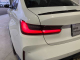 L字型リアコンビランプ:BMWの伝統的なデザインのひとつです。夜間でも誰が見てもBMWとわかる印象的なデザイン。