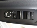 パワーウィンドウスイッチで運転席から全席の窓の開閉ができます。