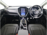 ■視界良好で運転しやすいコックピットです。シンプルで操作性の良いインパネ回りにデザインされ、SUBARUは安全性能に徹底的にまでこだわった視界設計を行っています。