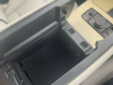 観音開きで開き、USB端子2つ装備しています!財布など収納いただけます。