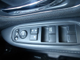 運転席のスイッチで全てのウィンドウの開閉操作を行うことができます。ロックボタンをONにしておくと、運転席以外のウィンドウは作動しないのでお子様を乗せているときなども安心ですね♪