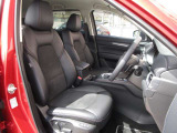 正しい姿勢で運転できるように体幹の腰部をしっかりささえるようデザインされているシートです。素材、シート形状を研究することでフィット感を高めつつ、優れた快適性を実現しています。
