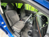 運転席まわりには十分なスペースがあり、大柄な方でもゆったり運転していただける環境です。
