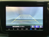 バックでの車庫入れも安心です! リアカメラが付いているバックモニター付のナビを装備しております。操作線もついており距離感も画面から確認できます。