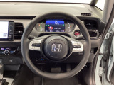 運転にかかわる様々な操作を安全に行えるように視点移動が少なく操作性に配慮されたスイッチ類が凝縮されたコクピットです。