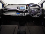 運転席と助手席は足元が繋がっているので自由に行き来しやすいので駐車場が狭いときでも助手席側からスムーズに乗り降りできて便利!