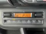 【オートエアコン】一度お好みの温度に設定すれば、車内の温度を検知し風量や温度を自動で調整。暑い&hellip;寒い&hellip;と何度もスイッチ操作をする必要はありません。快適な車内空間には必須の機能ですね♪