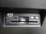 ETC付。高速道路の料金所はキャッシュレスで通過です。サービスエリア等にあるスマートインターの出入りも利用可能でとっても便利。ご納車後すぐにお使い頂けるようセットアップしてのお渡しとなります。