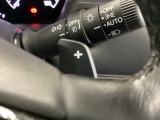 ステアリングホイール・後ろの減速セレクターは、左右に取り付けられた2つのパドルスイッチで減速の強さを調整。 左側の「-」を操作すると減速を強く、右側の「+」を操作すると減速を弱くすることができます。