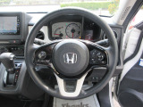 ハンドルにHondaセンシング系のクルーズコントロールやレーンキープアシストなどのスイッチと、オーディオの操作スイッチが装備されています。ハンドルから手を離さず安全に操作できます。
