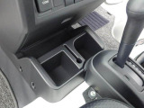 カップホルダーは運転席や助手席からちょうど手の届く位置です!!