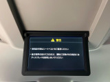 【リヤエンターテインメントシステム】後席にお座りの方も大満足の、人気メーカーオプションを装備。専用の音響システムと、大画面のモニターで移動中もDVD等をお楽しみいただけます。