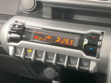 【オートエアコン】一度お好みの温度に設定すれば、車内の温度を検知し風量や温度を自動で調整。暑い&hellip;寒い&hellip;と何度もスイッチ操作をする必要はありません。快適な車内空間には必須の機能ですね♪